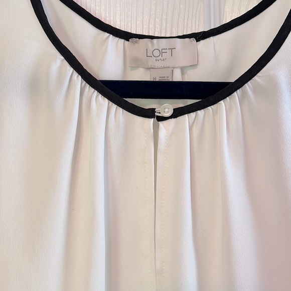 LOFT Outlet sleeveless cream blouse with black trim and button at neck size M - Picture 3 of 4
